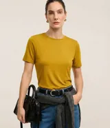 Blusa básica de viscosa y elastano de la marca Cortelle, color mostaza, con escote redondo y mangas cortas.