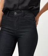 Pantalón de jean corte recto con cintura alta, cierre frontal con botón y cremallera, trabillas para cinturón y diseño clásico de cinco bolsillos.