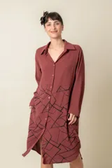 Túnica color almendra con estampado geométrico en negro, de corte oversize, con cuello camisero y mangas 3/4.