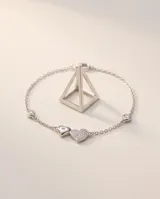 Pulsera de plata 925 con cadena fina de eslabones y dos dijes en forma de corazón, uno liso y pequeño con una piedra incrustada y otro más grande completamente pavimentado con circonias.