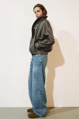 Jeans de tiro bajo y diseño wide leg de la colección ZW Collection de Zara, con efecto lavado, cinco bolsillos, trabillas en la cintura y cierre frontal con cremallera y botón metálico.