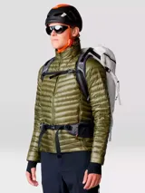 Campera ultraligera de plumas Mountain Hardwear, modelo Ghost Whisperer, en color verde oliva. Presenta un diseño acolchado con tejido ripstop, cierre frontal completo, cuello alto y bolsillos laterales con cremallera.