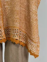 Pashmina de punto melange en tonos azul y gris, con detalles de tejido calado y terminaciones de crochet en el borde inferior.