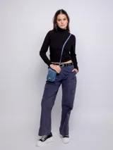 Pantalón cargo de tiro bajo color azul con efecto desgastado, confeccionado en algodón.