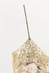 Vestido corto semitransparente de organza con escote en pico y tirantes finos. Presenta aplicaciones de bordados florales a contraste y detalles de cintas horizontales.
