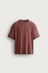 Camiseta de punto relaxed fit de algodón color bordó con efecto lavado, cuello redondo y manga corta.