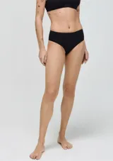 Pack de tres bombachas de algodón en color negro, beige y blanco, con corte clásico y logo bordado en la parte delantera.