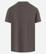 Remera marrón de corte clásico, confeccionada en algodón, con cuello redondo y manga corta. Presenta un estampado pequeño de un oso caminando sobre un paisaje.