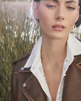 Aros colgantes con forma irregular, realizados en bronce y alpaca, con pernos y cierres mariposa de plata 925.