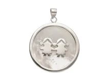 Dije redondo de plata 925 con fondo de nácar y diseño de dos niñas tomadas de la mano formando un corazón.