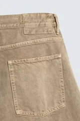 Jeans de hombre, corte balloon fit, tiro medio, confeccionados en denim rígido de algodón. Presentan un efecto lavado con un marcado degradado vertical, cinco bolsillos y cierre frontal con cremallera y botón.