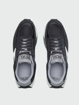 Championes Diesel modelo S-Tyche D, de diseño urbano en color negro con detalles en blanco y gris. Presentan una combinación de malla y gamuza, con el logo de la marca en el lateral y una suela de plataforma robusta.
