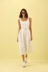 Vestido midi de escote cuadrado y sin mangas, con falda amplia con tablas y cinturón al tono incluido.