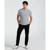 Polo de piqué gris con cuello clásico, manga corta y corte recto. Presenta tapeta con botones, vivos blancos en cuello y mangas, y logo de la marca bordado en el bolsillo del pecho.