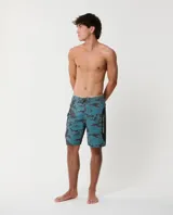 Short de baño con estampado de camuflaje en tonos verde y negro, de secado rápido y diseño cómodo ideal para surf.
