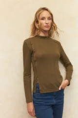 Polera de algodón color verde oliva, de manga larga y cuello alto.