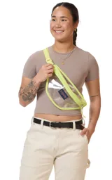 Riñonera transparente con bordes y cierre en color lila. Cuenta con el logo de la marca JanSport en el frente.