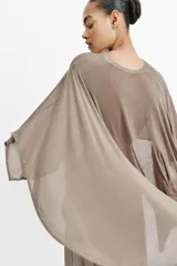 Top capa asimétrico de color marrón, confeccionado en hilatura con mezcla de viscosa, con cuello redondo y mangas amplias tipo capa.