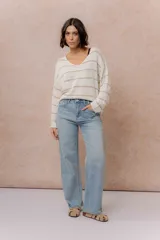 Pantalón de jean tiro alto con calce wide leg, color celeste claro con lavado suave y detalle de desgaste en el bolsillo delantero.