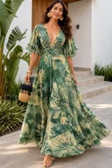 Vestido largo verde con estampado paisley, escote en V profundo, mangas amplias con volados y corte imperio con detalles bordados.