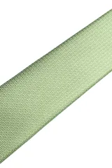 Set compuesto por una corbata y un pañuelo de bolsillo a juego, ambos en color bordó con un estampado geométrico sutil en tono oscuro.