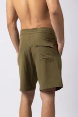 Short de baño color verde oliva, de corte recto y largo hasta la rodilla, con cordón de ajuste blanco en la cintura y bolsillo lateral con etiqueta con logo VCP.