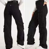 Pantalón cargo negro de corte recto con bolsillos laterales con fuelle y cierre de botón.