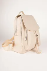 Mochila negra de cuero sintético con solapa y cierre de cordón con dos flecos decorativos con cuentas plateadas. Cuenta con tres compartimentos principales, bolsillos internos adicionales, dos bolsillos laterales y un bolsillo trasero con cierre. Tiene un asa superior fija y dos correas regulables en la espalda.