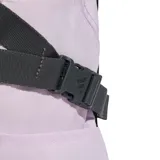 Mochila deportiva Adidas Power VIII color lila con base reforzada en azul marino. Presenta el logo de la marca y las tres tiras características en color negro en el frente. Cuenta con correas laterales ajustables y compartimentos funcionales.