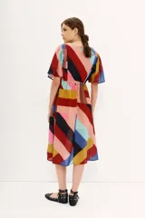 Vestido midi de gasa estampada con diseño geométrico multicolor, mangas cortas, elástico en la cintura, tajo frontal y forrería en la falda.