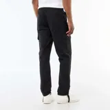 Pantalón cargo negro de corte regular fit, con bolsillos laterales en las piernas y cintura con cordón ajustable.