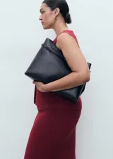 Falda midi de tejido de punto fino, con diseño recto y tiro medio.