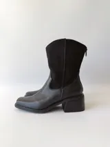 Botas texanas de cuero negro con caña media, puntera cuadrada y tacón bloque.