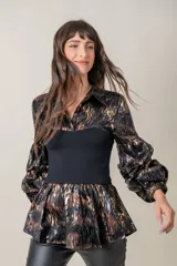 Blusa animal print en tonos negro y tostado, de satén de seda brillante. Presenta faja elastizada negra en la cintura y mangas abullonadas.