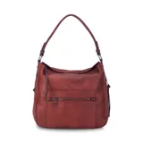 Cartera tipo hobo de cuero sintético color rojo ladrillo, con correa de hombro ajustable. Tiene cierre superior con solapa y broche magnético, bolsillo frontal con cierre, bolsillos laterales con cierre y múltiples bolsillos internos.