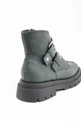 Bota corta de cuero lavado en tono gris oscuro, con suela track robusta y dos correas con hebillas metálicas en el lateral. Presenta un detalle de estrella metálica pequeña en la correa superior.