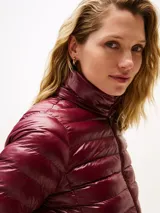 Campera de corte slim con acabado brillante, repelente al agua y diseño acolchado. Cuenta con capucha extraíble, cuello levantado, cierre frontal de cremallera, dos bolsillos laterales con cierre y puños elásticos. Incluye el logo de la marca bordado en el pecho.