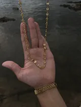 Cadena dorada con eslabones tipo "grano de café".