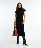 Vestido midi negro de punto texturizado, con cuello alto plegable, mangas cortas y aberturas laterales, confeccionado por Marfinno.