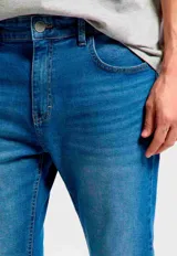 Pantalón vaquero de corte ajustado en color negro, confeccionado en tejido denim con elastano para mayor comodidad.