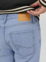 Jean de corte loose fit con tiro alto, confeccionado en tejido de sarga con acabado stonewash. Presenta diseño clásico de cinco bolsillos y cierre frontal con botón.