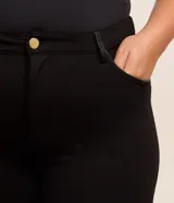 Pantalón super skinny negro de tiro alto, confeccionado en punto Roma, con bolsillos y diseño ajustado al cuerpo.