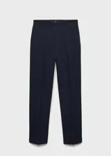 Pantalón de traje tiro medio, color azul marino, de diseño recto con trabillas, cierre oculto de botón, gancho y cremallera, dos bolsillos laterales y dos bolsillos de ribete en la parte posterior.