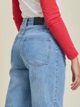 Pantalón de jean azul oscuro, de corte recto y tiro alto.