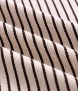 Remera Marfinno de corte slim y mangas cortas, con diseño de rayas horizontales finas bicolor en blanco y negro, y detalles contrastantes en cuello redondo y puños.