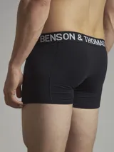 Pack de dos boxers negros de corte trunk con cintura elástica con la marca Benson & Thomas en blanco.