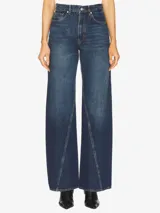 Jean de tiro alto color azul medio lavado, de pierna ancha y recta, con detalles de costuras diagonales.