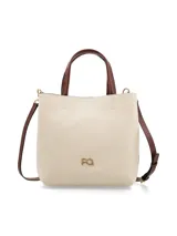 Cartera de cuero de formato rectangular con cuerpo en color off white y detalles de asas y correa en color marrón. Presenta logo metálico dorado en el frente, cierre central con broche y correa ajustable extraíble.