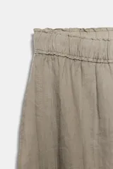 Pantalón ZARA Woman Collection de lino 100%, de tiro medio y color gris claro, con cintura elástica ajustable mediante cordones y bajo redondeado con aberturas laterales.