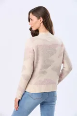 Buzo de tejido de punto con diseño jacquard estampado en tonos rosados y beige, de corte holgado, cuello redondo y mangas largas con puños acanalados.